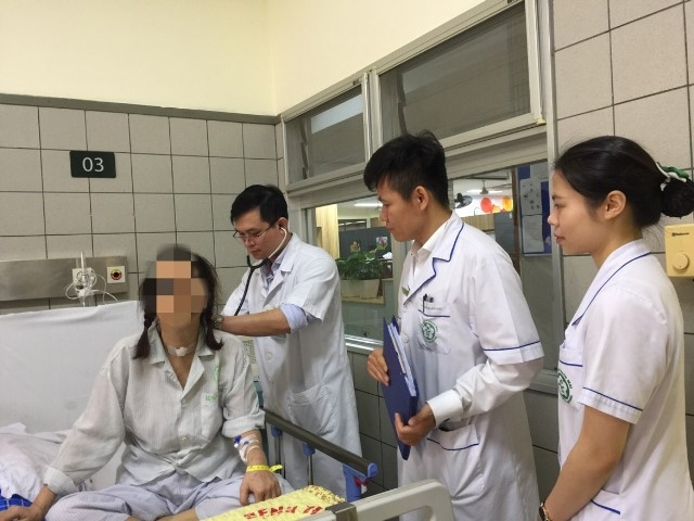 BS Ngô Gia Khánh kiểm tra, đánh giá tình trạng bệnh nhân trước khi xuất viện.