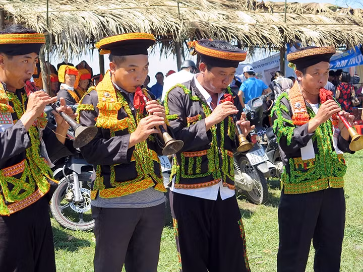 Thi thổi kèn trong lễ hội Mẫu Sơn (Lộc Bình).