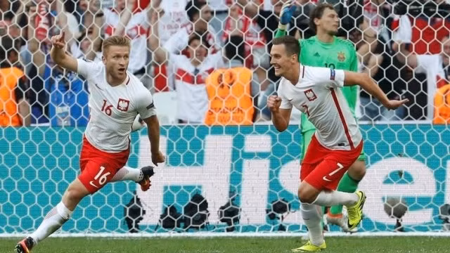 Jakub Blaszczykowski (số 16) ăn mừng bàn mở tỷ số của mình trong trận gặp Thụy Sĩ tại vòng 1/8. (Ảnh: Reuters)
