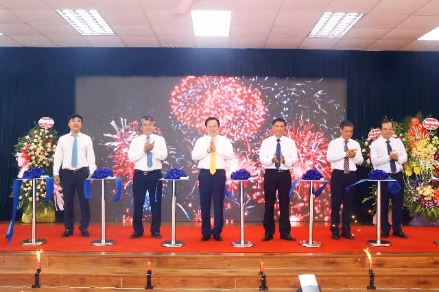 Lễ cắt băng khánh thành nhà máy.