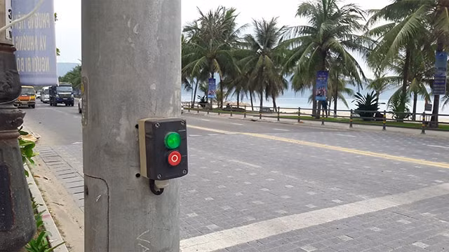 Khi có nhu cầu qua đường, người đi bộ nhấn nút trên bảng điều khiển. Ảnh: VĂN LUẬN