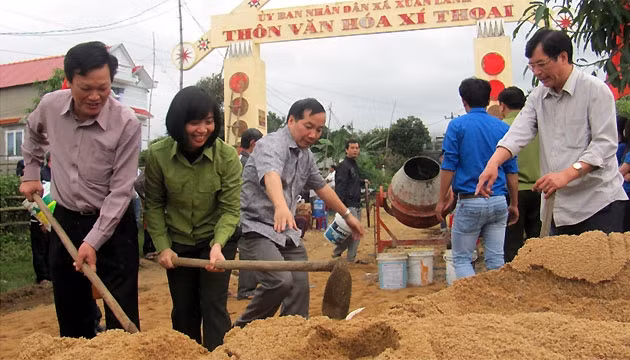 Đường qua trung tâm thôn Xí Thoại, xã Xuân Lãnh, huyện Đồng Xuân do lớp dự nguồn cán bộ cao cấp khóa 5 của Trung ương tham gia xây dựng.