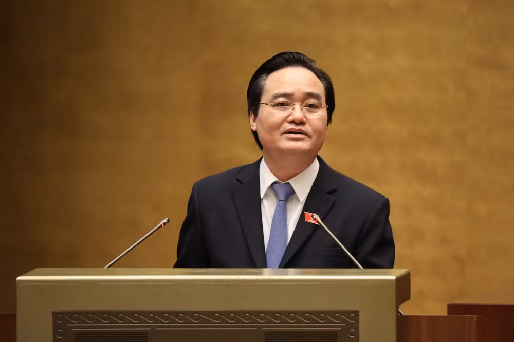 Bộ trưởng Phùng Xuân Nhạ thừa ủy quyền của Thủ tướng Chính phủ trình bày Tờ trình dự án Luật sửa đổi, bổ sung một số điều của Luật Giáo dục đại học. Ảnh: ANH KHOA