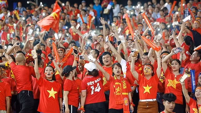 Người hâm mộ đang mong chờ một kết quả tốt cho ĐTVN ở trận lượt đi trước ĐT Philippines. Ảnh: LÊ MINH