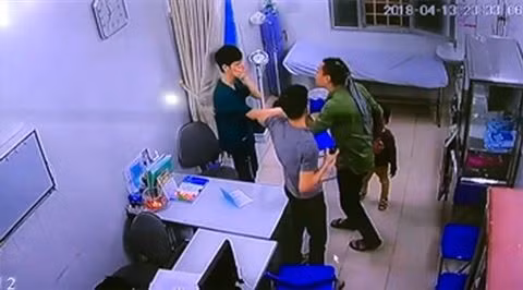 Hành vi hành hung bác sĩ của đối tượng Thanh được camera ở bệnh viện ghi lại.