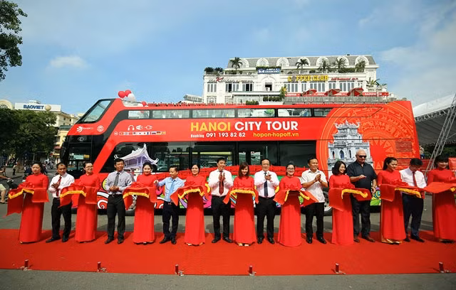 Các đại biểu cắt băng khai trương tuyến xe buýt City tour đầu tiên tại Hà Nội. Ảnh: DUY LINH