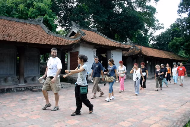 Khách du lịch nước ngoài tham quan Văn Miếu.