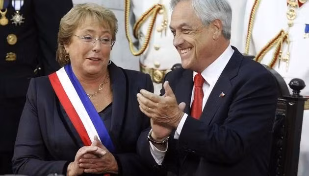 Tổng thống mới Chile Michelle Bachelet (bên trái) và Tổng thống sắp mãn nhiệm Sebastian Pinera tại lễ tuyên thệ nhậm chức của bà Bachelet, ngày 11-3-2014. (Ảnh: Reuters)