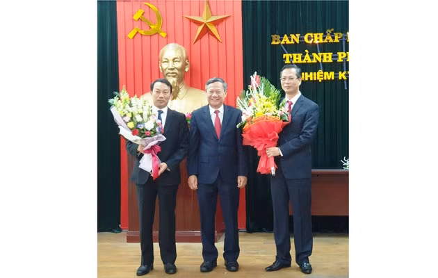 Tặng hoa cho hai đồng chí được bổ nhiệm chức vụ mới.