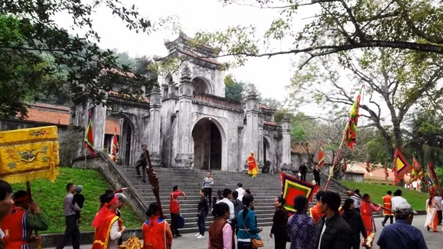 Tam quan trước đền Bà Triệu.