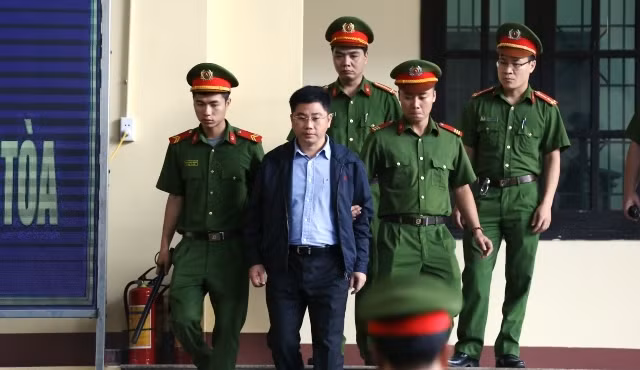 Trùm đường dây đánh bạc nghìn tỷ Nguyễn Văn Dương được dẫn giải tới tòa.