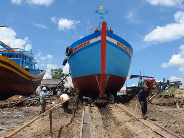 Ngư dân thị xã La Gi đầu tư đóng mới tàu cá.