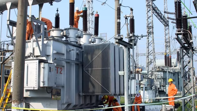 Công nhân Điện lực Hải Phòng trực liên tục 24 giờ trong ngày để vận hành, xử lý sự cố lưới điện bảo đảm nguồn cung điện cho nhân dân.