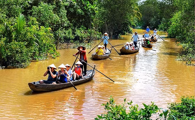 Du khách tham quan cù lao An Bình. Ảnh: HỮU NAM