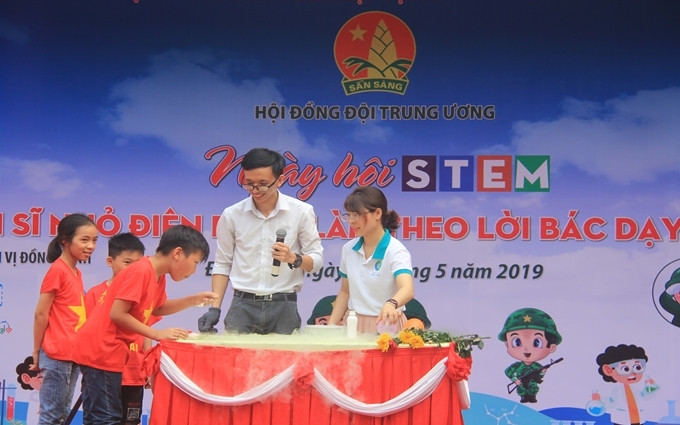 Học sinh hào hứng tham gia trải nghiệm trong Ngày hội.