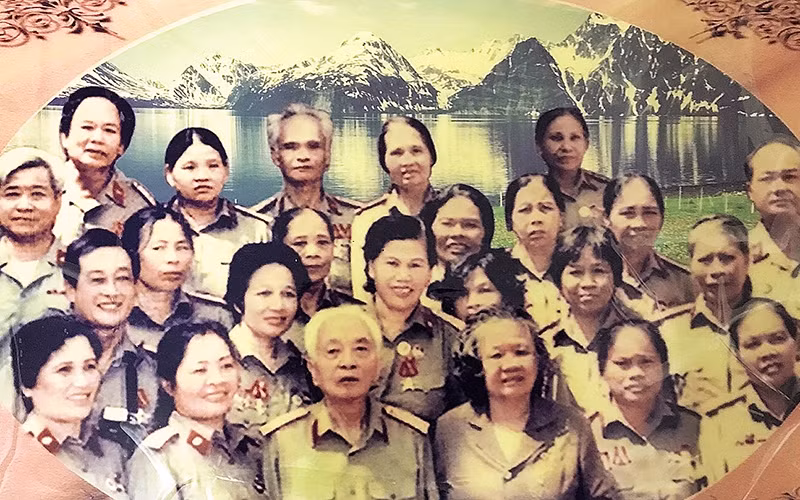 Trung đội lái xe Nguyễn Thị Hạnh chụp hình lưu niệm cùng Ðại tướng Võ Nguyên Giáp.