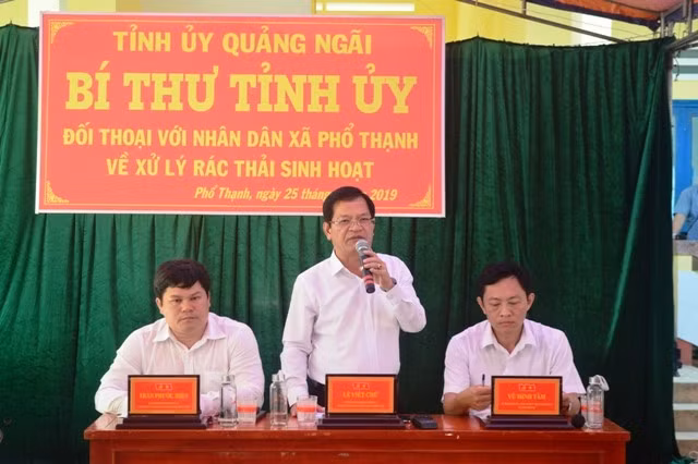 Ủy viên T.Ư Đảng, Bí thư Tỉnh ủy Quảng Ngãi Lê Viết Chữ đối thoại với người dân xã Phổ Thạnh.