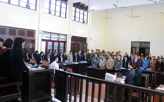 Các bị cáo tại phiên tòa sáng ngày 14-1.