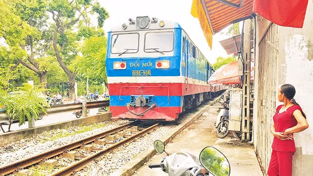  Trên trục đường sắt bắc - nam, vẫn còn rất nhiều đoạn hành lang an toàn bị lấn chiếm. Ảnh: Khánh An