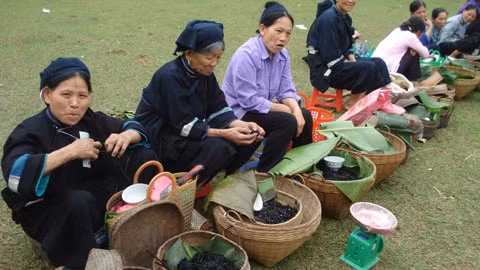 "Khẩu nua đăm đeng" được bà con xã Phúc Sen, huyện Quảng Uyên, Cao Bằng, làm bán trong dịp Tết Thanh minh (Ảnh: Phương Mai).