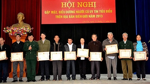 Trao giấy khen cho các già làng, người có uy tín trong bảo vệ đường biên, mốc giới ở Lào Cai.