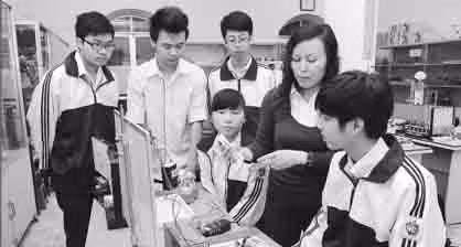 Giờ thực hành môn Vật lý tại Trường THPT Việt Ðức (Hà Nội). Ảnh: TRẦN HẢI