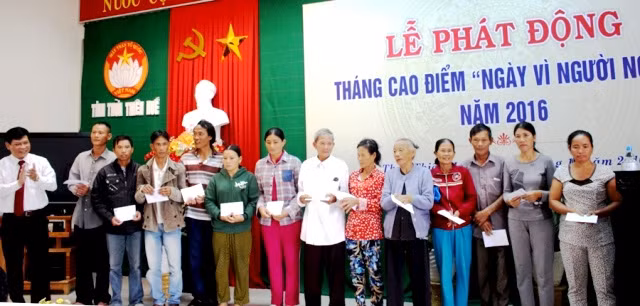 Trao 25 suất quà tặng các hộ nghèo bị ảnh hưởng do sự cố môi trường biển.