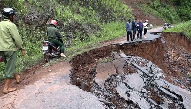 Sạt ta luy âm mất nền đường tại km 1+700 tuyến đường Na Cô Sa - Quảng Lâm (Mường Nhé).