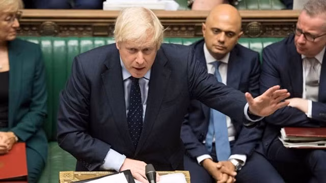 Thủ tướng Anh Boris Johnson phát biểu ý kiến sau cuộc bỏ phiếu tại Hạ viện. Ảnh: THE SUN