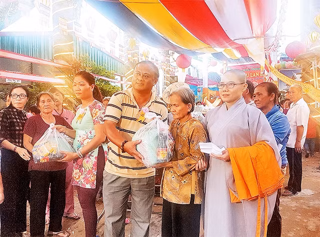 Đông đảo người dân thành phố dự lễ Vu lan tại chùa Vĩnh Nghiêm sáng 4-9.