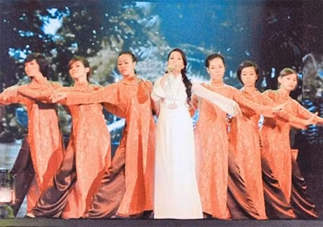 Trang phục đẹp thể hiện sự tôn trọng khán giả và tạo dấu ấn văn hóa của nghệ sĩ.