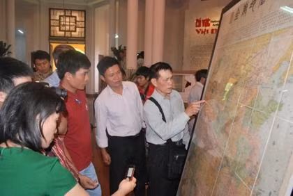 Khách tham quan Bảo tàng Lịch sử quốc gia xem bản đồ cổ khẳng định chủ quyền của Việt Nam đối với quần đảo Hoàng Sa.