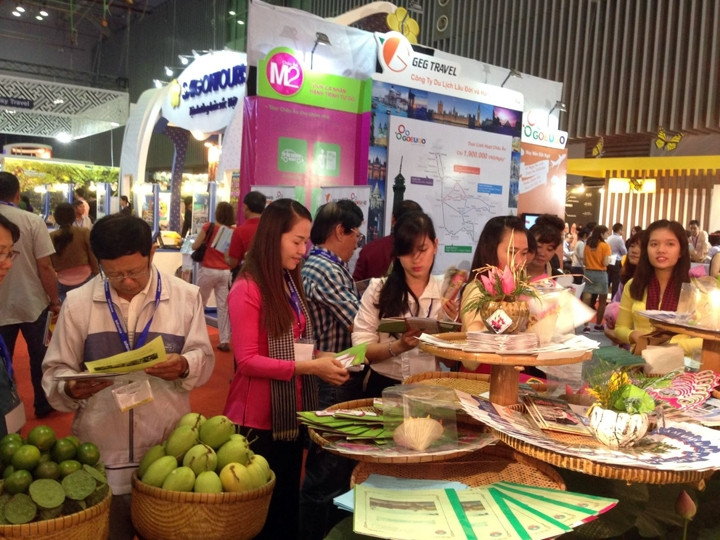 Du khách tìm hiểu thông tin tại một gian hàng trong ITE HCMC 2015.