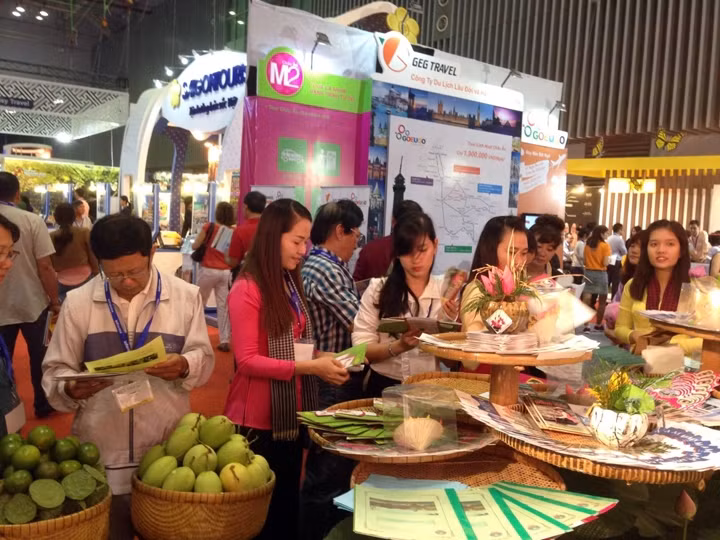 Du khách tìm hiểu thông tin tại một gian hàng trong ITE HCMC 2015.