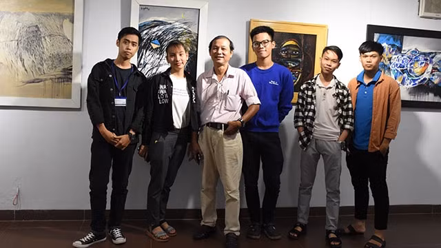 Họa sĩ Duy Ninh với các bạn trẻ yêu mỹ thuật tại triển lãm “Tranh Duy Ninh”.