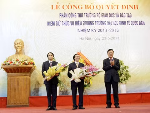 Bộ trưởng GD và ÐT Phạm Vũ Luận chúc mừng tân Hiệu trưởng và tặng hoa nguyên Hiệu trưởng nhà trường Nguyễn Văn Nam. (Ảnh: Internet)