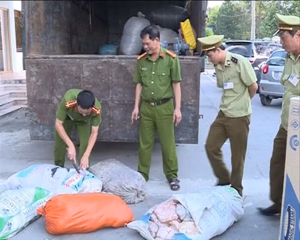 Lực lượng chức năng phát lộ thực phẩm bẩn trong bao tải.