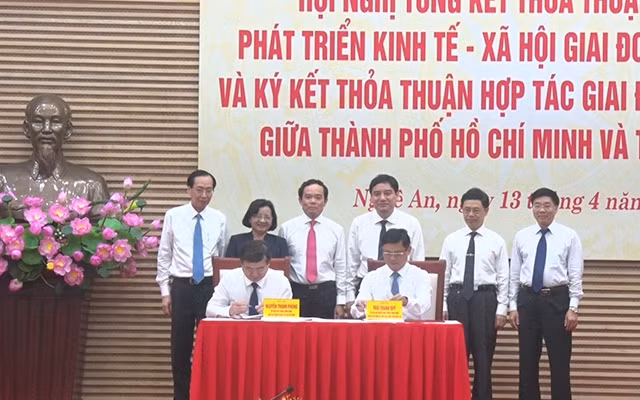 : Lãnh đạo hai địa phương ký kết và Thỏa thuận hợp tác giai đoạn 2019 - 2025 giữa TP Hồ Chí Minh và tỉnh Nghệ An.