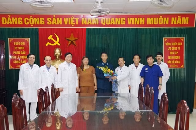 Bác sĩ Bệnh viện Trung ương Quân đội 108 chúc mừng bệnh nhân ra viện. 