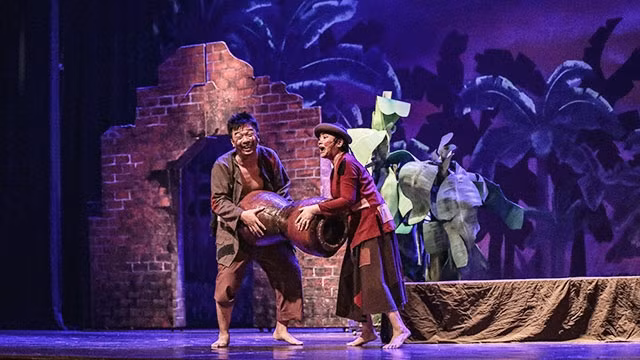 Nghệ sĩ Hán Quang Tú và NSND Lệ Ngọc vai Chí Phèo - Thị Nở trong một cảnh của vở diễn.