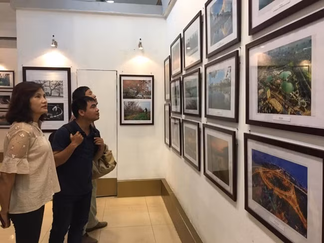 Triển lãm ảnh “Thủ đô Hà Nội xanh - sạch - đẹp”.