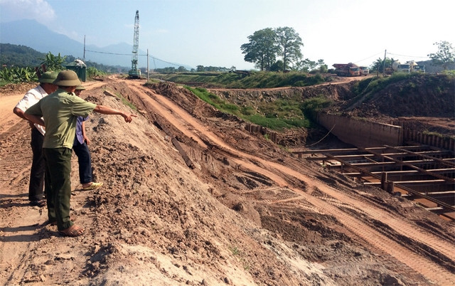 Người dân thôn 2, xã Thuần Mỹ, huyện Ba Vì đề nghị được xây cầu dân sinh tại vị trí này.