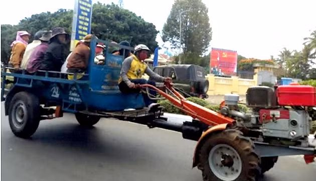 Xe công nông tự chế tự do lưu thông trên các tuyến quốc lộ. (Ảnh minh họa).