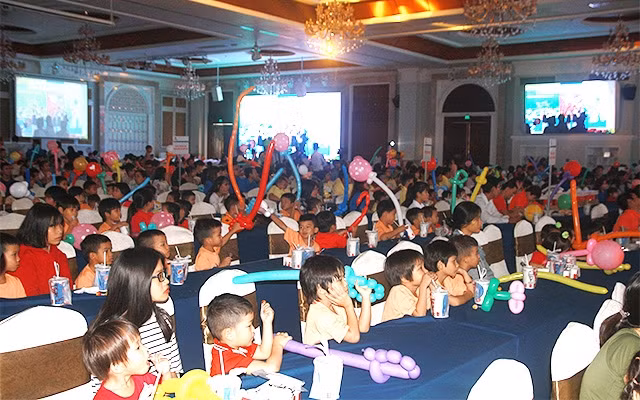 Các em thiếu nhi mồ côi, khuyết tật tham dự chương trình