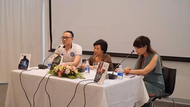 Nhà văn Kim Tam Long, dịch giả Đinh Thanh Vân, nhà văn Di Li tại buổi ra mắt sách. Ảnh: NXB Phụ nữ