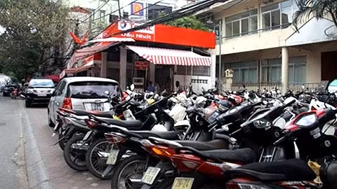 Cây xăng số 4 Nguyễn Ðình Chiểu (Hà Nội) chật hẹp, gần khu dân cư và bãi gửi xe.