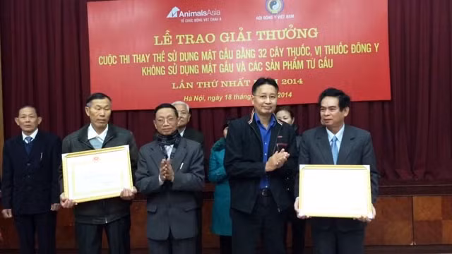 Trao giải cho hai thầy thuốc đạt giải nhất.