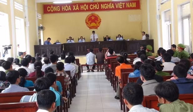 Các bị cáo trước vành móng ngựa.