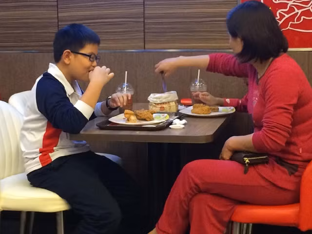 Đồ ăn nhanh ngày càng thu hút giới trẻ, nhất là các em nhỏ.