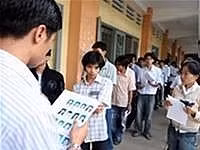 Giám thị gọi thí sinh vào phòng thi
trong kỳ thi tuyển sinh ĐH 2006.